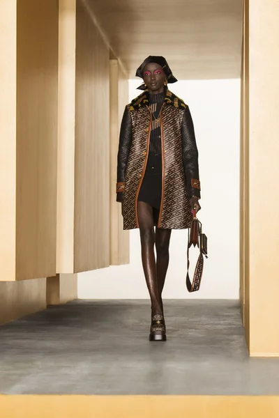 Look 16